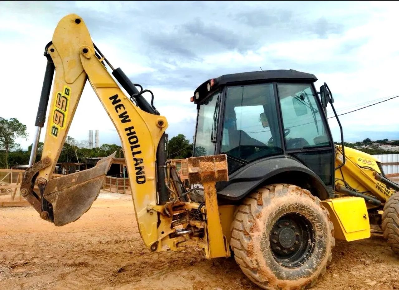 Retroescavadeira New Holland B95B ano 2021, 4x4, 4.500 horas e ar condicionado, no Paraná  - Foto 2