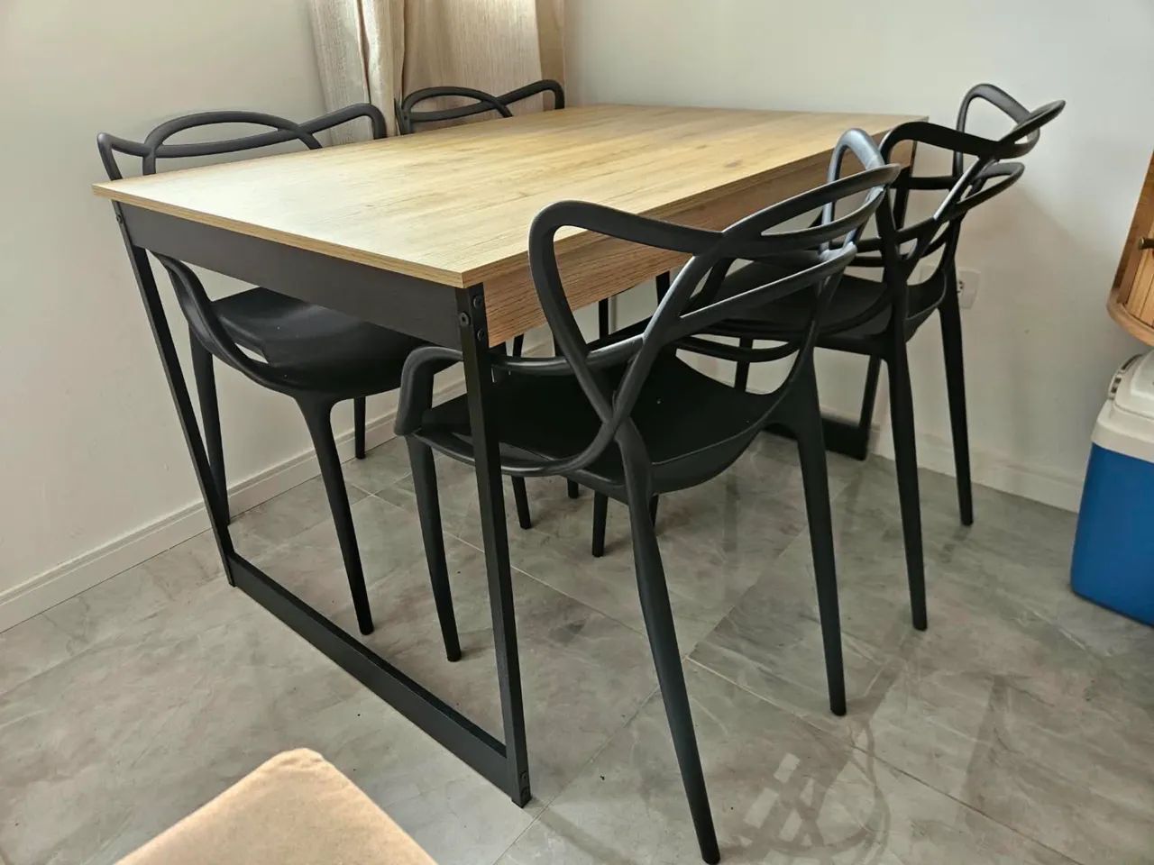 Vendo mesa 4 cadeiras - Foto 2