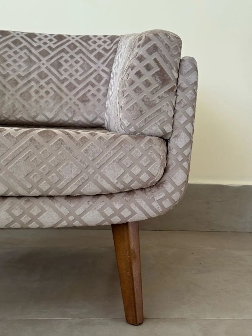 Poltrona Decorativa Bege com Pés de Madeira - Foto 3