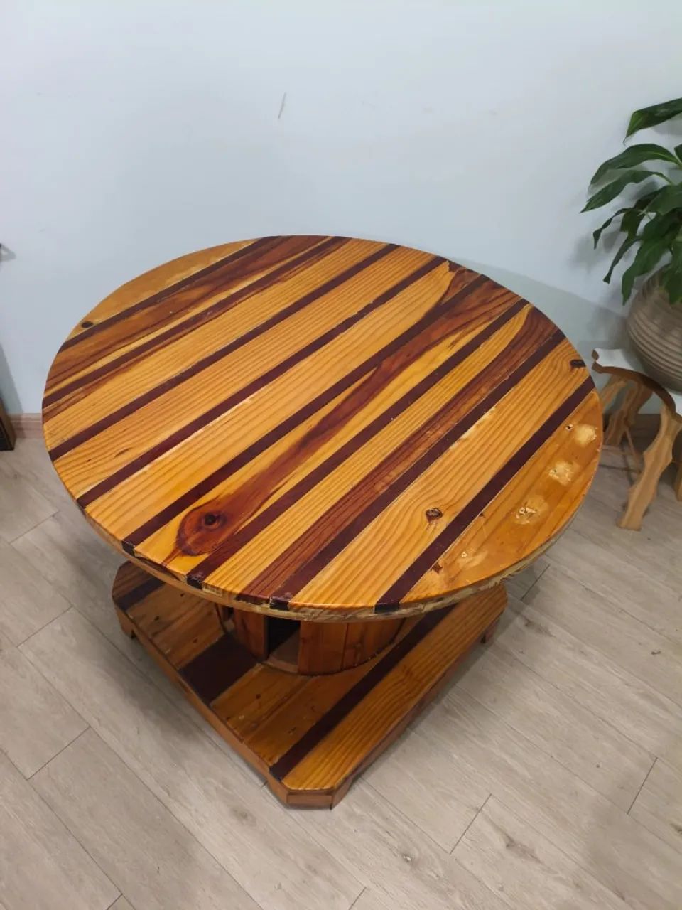 Mesa em Madeira com Acabamento Artesanal  - Foto 4