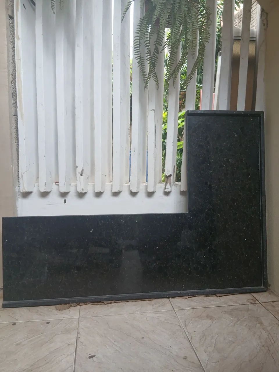 Balcão em "L" de granito preto comprimento 140cm X largura 45cm  contornado com espelho 6c
