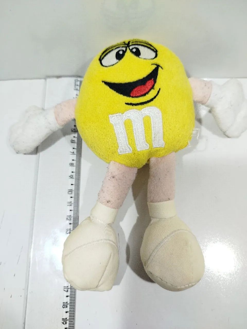 boneco de pelúcia do M&M amarelo. - Foto 3