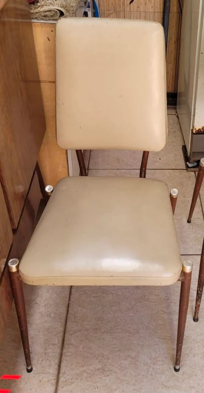 Conjunto de 4 cadeiras pe de aço. 