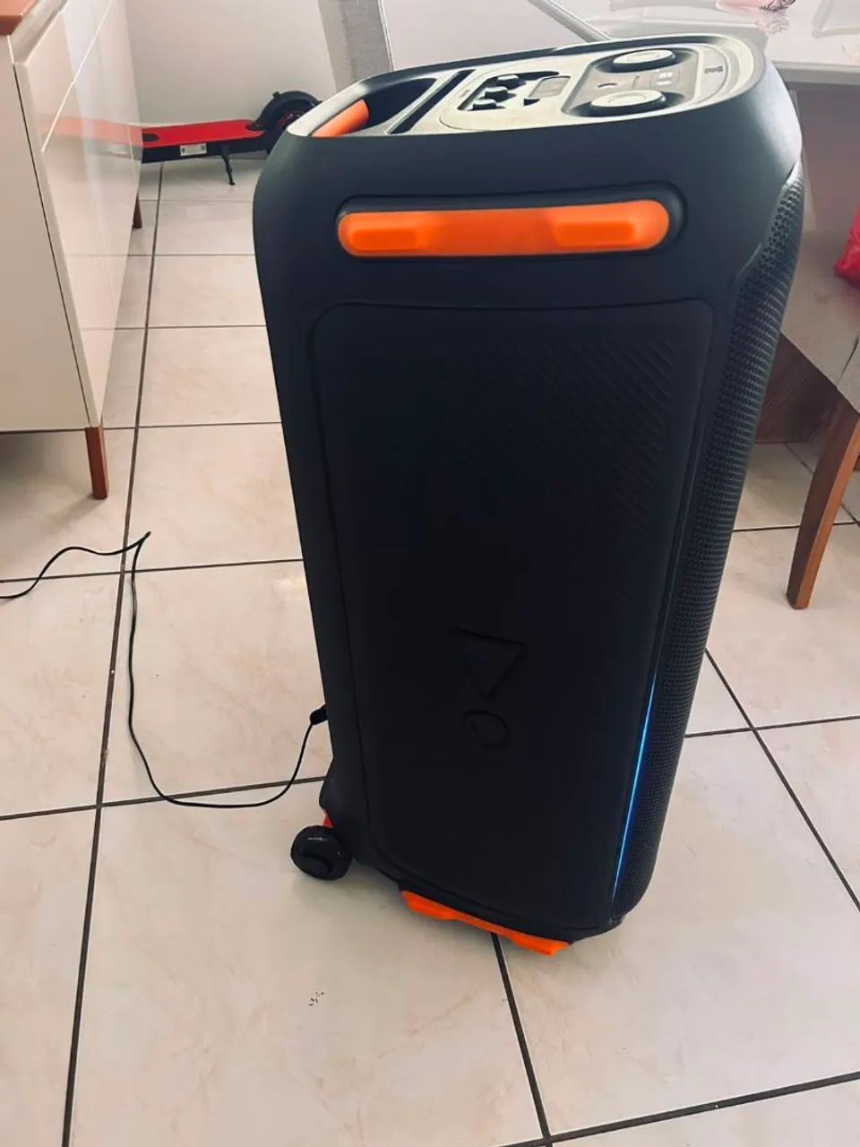 Caixa JBL 710