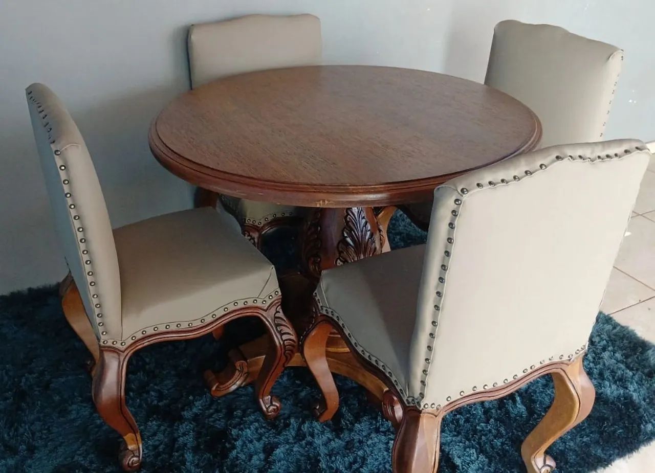 Mesa em madeira com cadeiras estofadas 