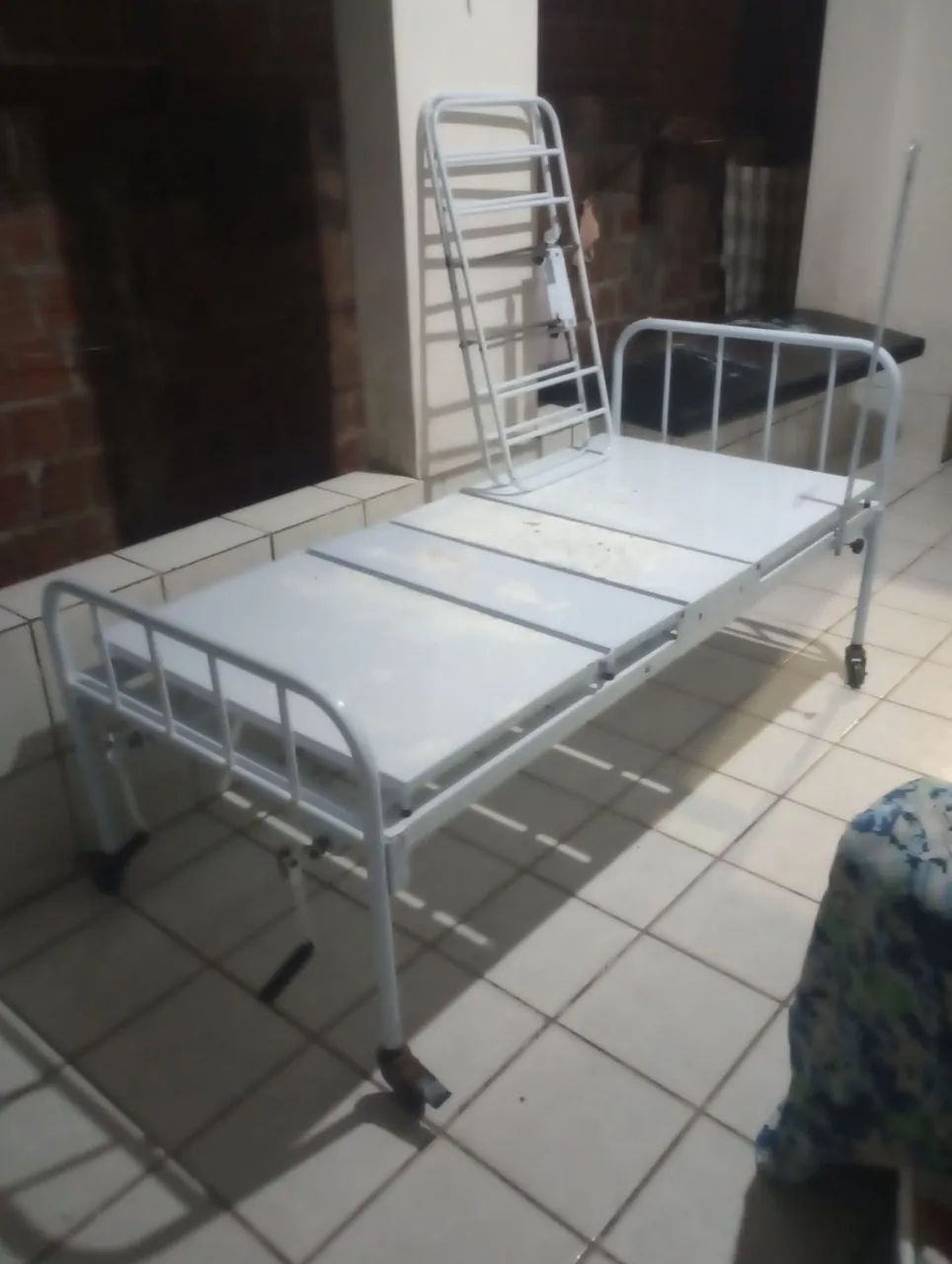 Vendo cama hospitalar com colchão 950.00 contato * zap - Foto 2