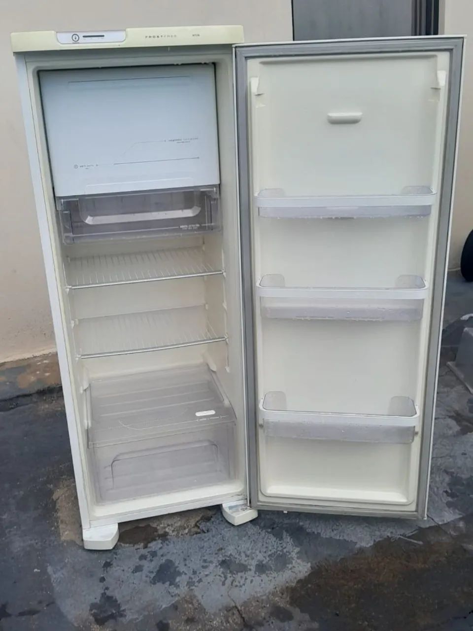 Geladeira eletrolux 220 V funcionando ótimo  - Foto 3