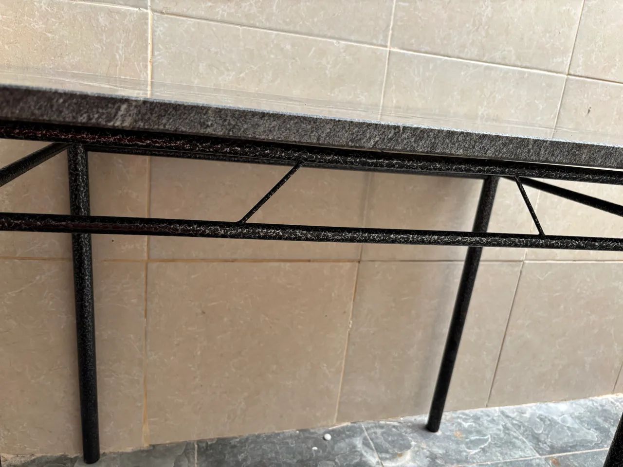 Mesa de Mármore Preta com Base de Ferro  - Foto 3