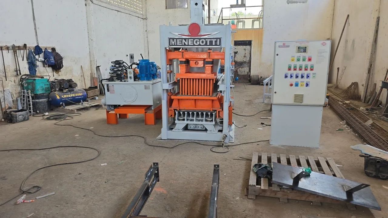 Máquina de fabricação de pisos intertravados MB4 automática reformada