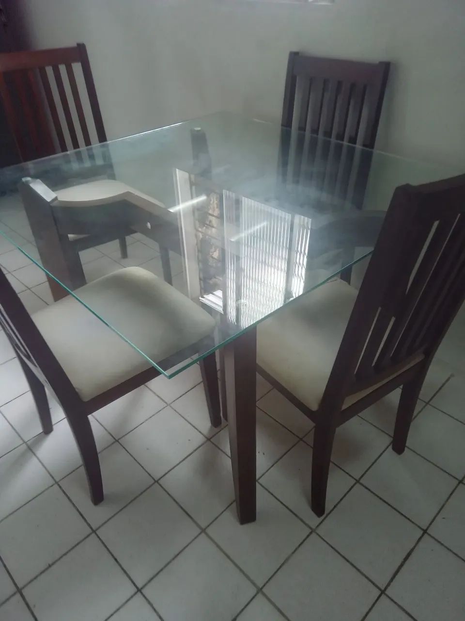 Vende se mesa com 4 cadeira - Foto 2