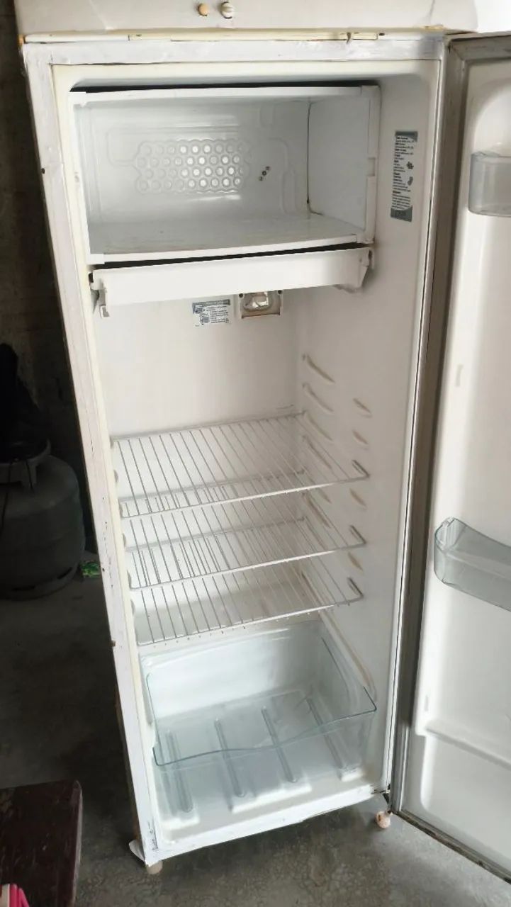 Vendo geladeira pequena, funcionando perfeitamente, e congelando 