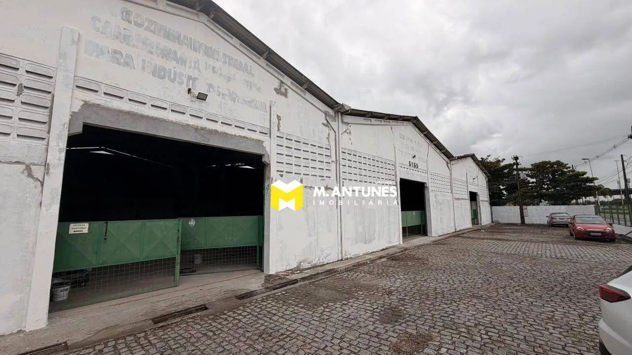 Alugue Galpão com 60m de frente na Av. Recife, com 1.122m² + área externa