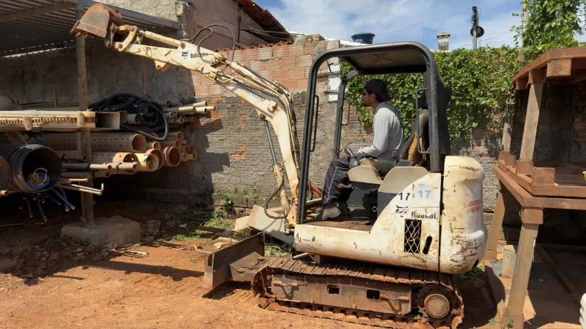 MINIESCAVADEIRA BOB CAT E35 
