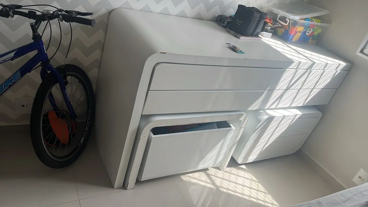     Conjunto de Mesa e Cômoda em MDF Branco