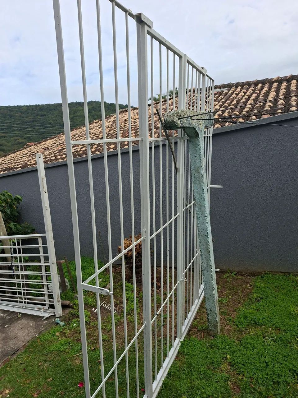 Vendem-se duas grades com portões de correr - Foto 2