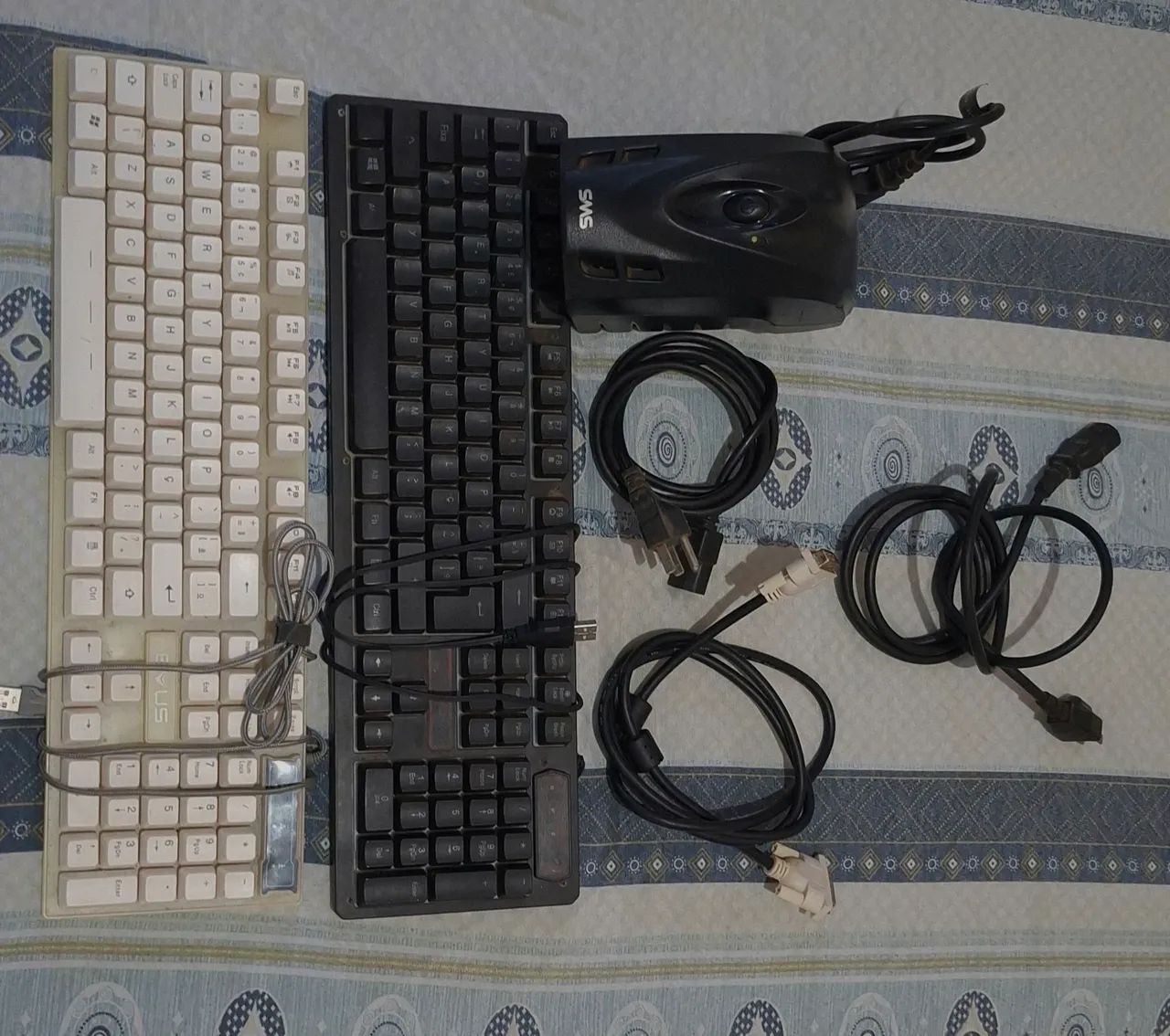 Cabos e teclados de computador