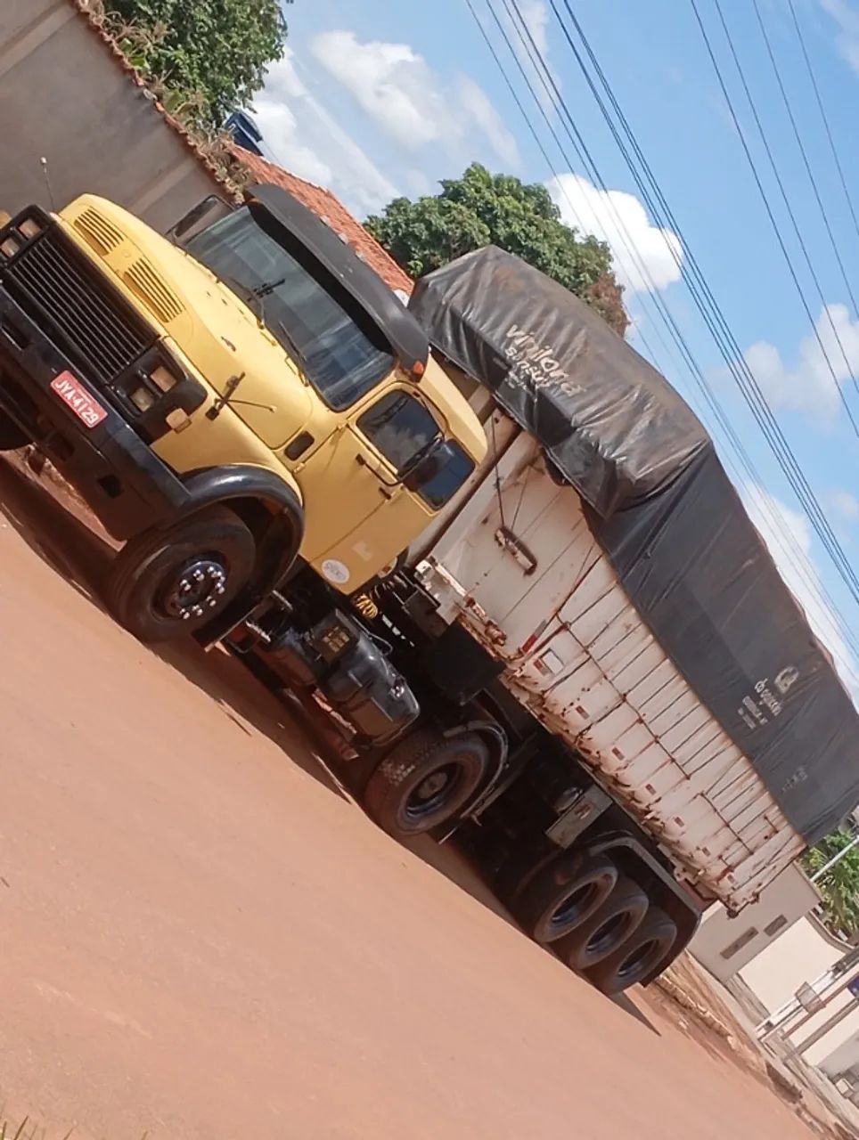 Caminhão Mercedes e caçamba 