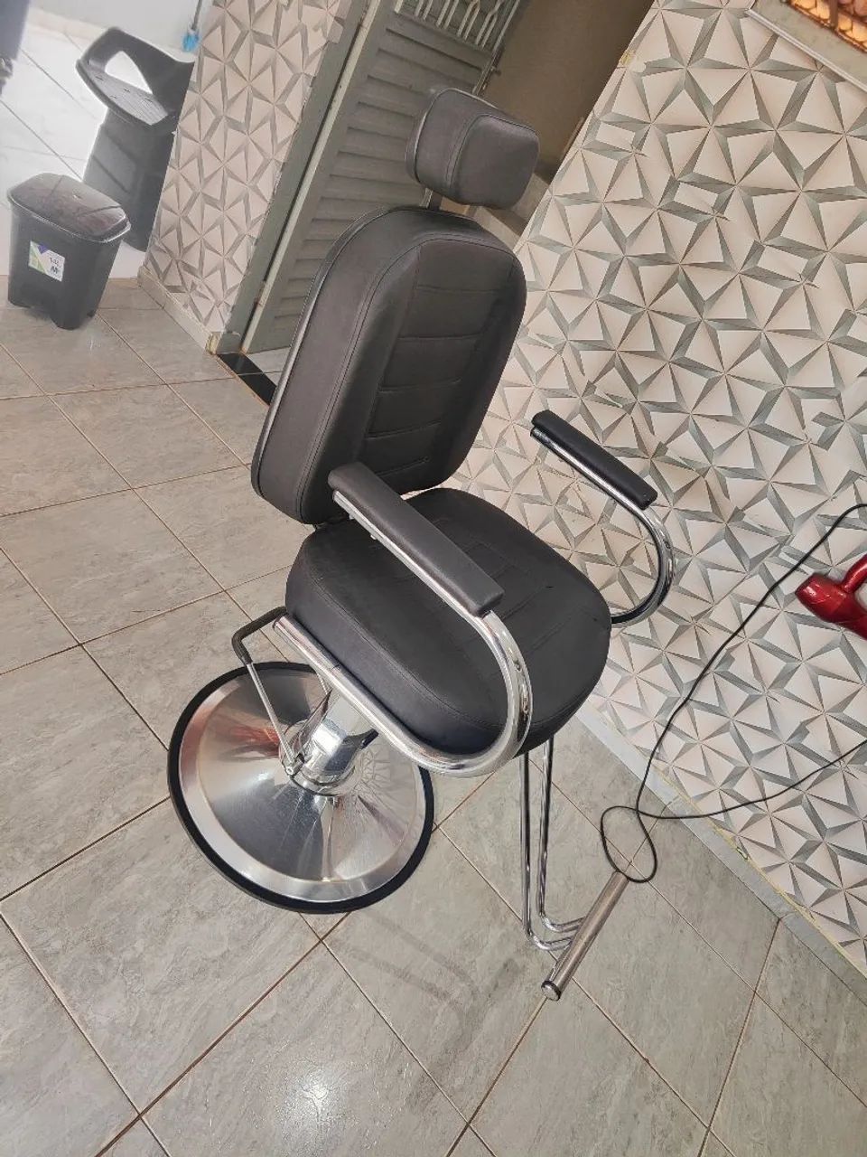 Vendo Cadeira de Barbeiro Reclinável e Hidráulica  - Foto 5