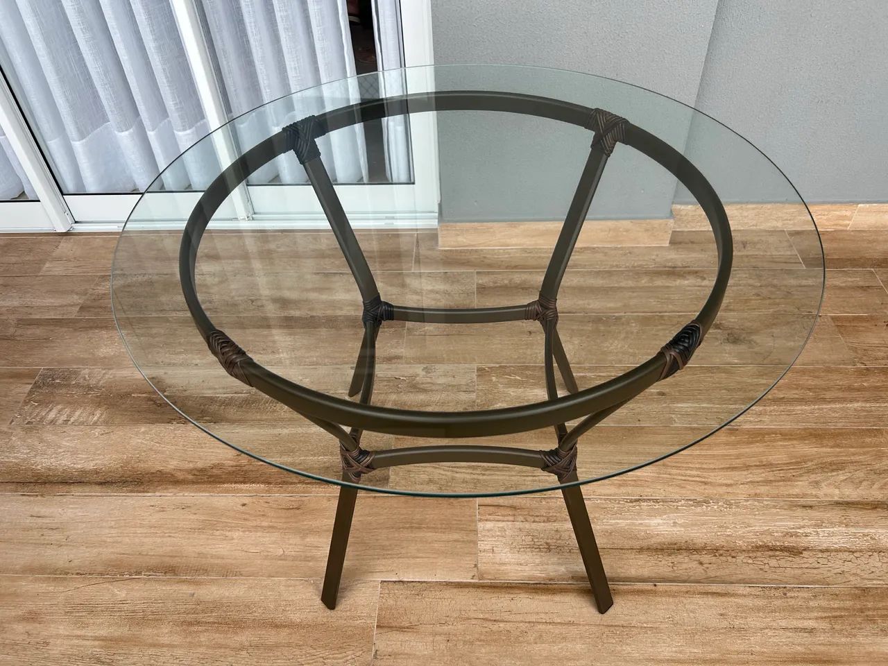 Vendo mesa de alumínio com tampo de vidro com 4 cadeiras  