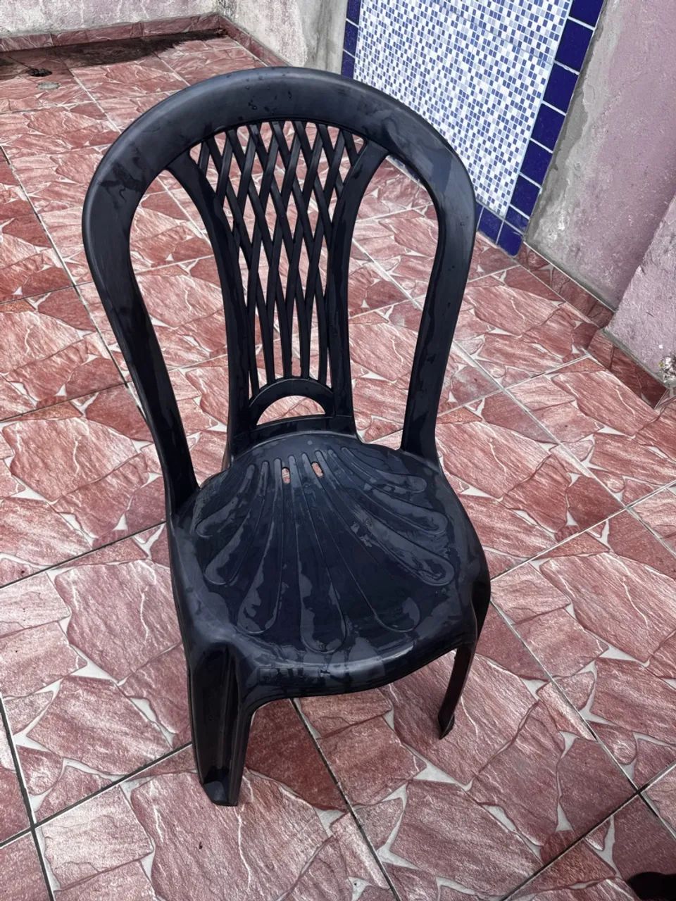 Jogo de mesa com quatro cadeiras de plásticos na cor pretas - Foto 4