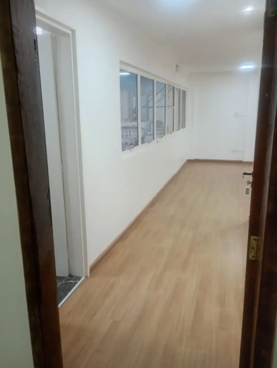 Escritório comercial com duas salas e um banheiro, em condomínio de escritório - Foto 2