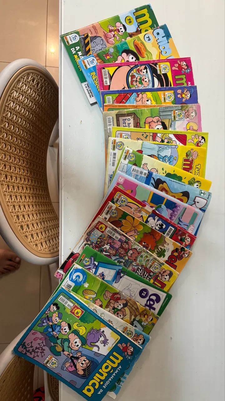 Kit com 15 gibis variados em bom estado 