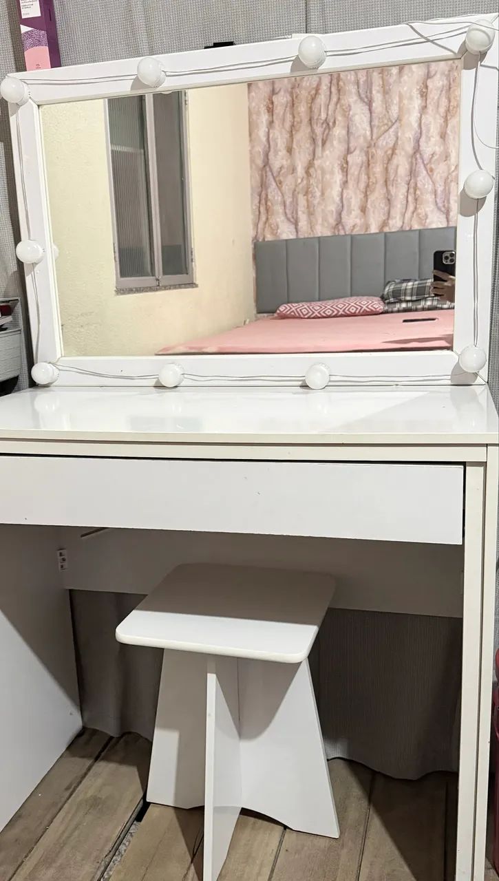 Mesa camarim  com gaveta.