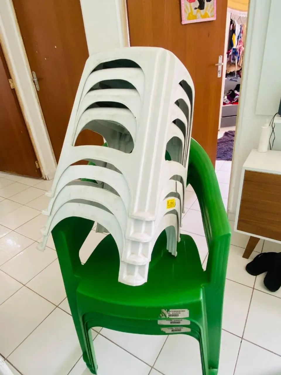 Jogo de mesa com 3 cadeira mais 4 banquetas - Foto 2