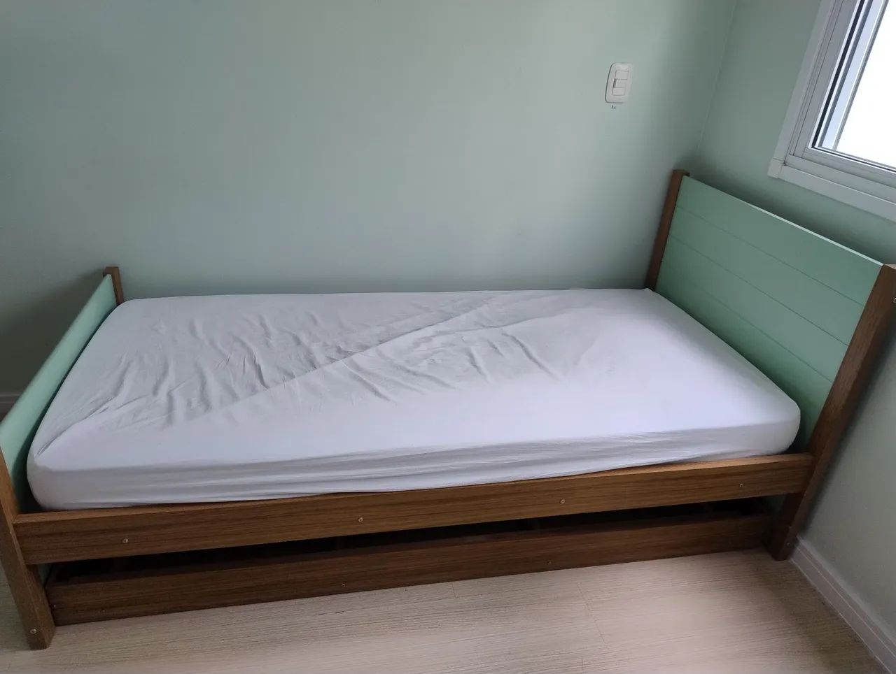 Cama com cama auxiliar 