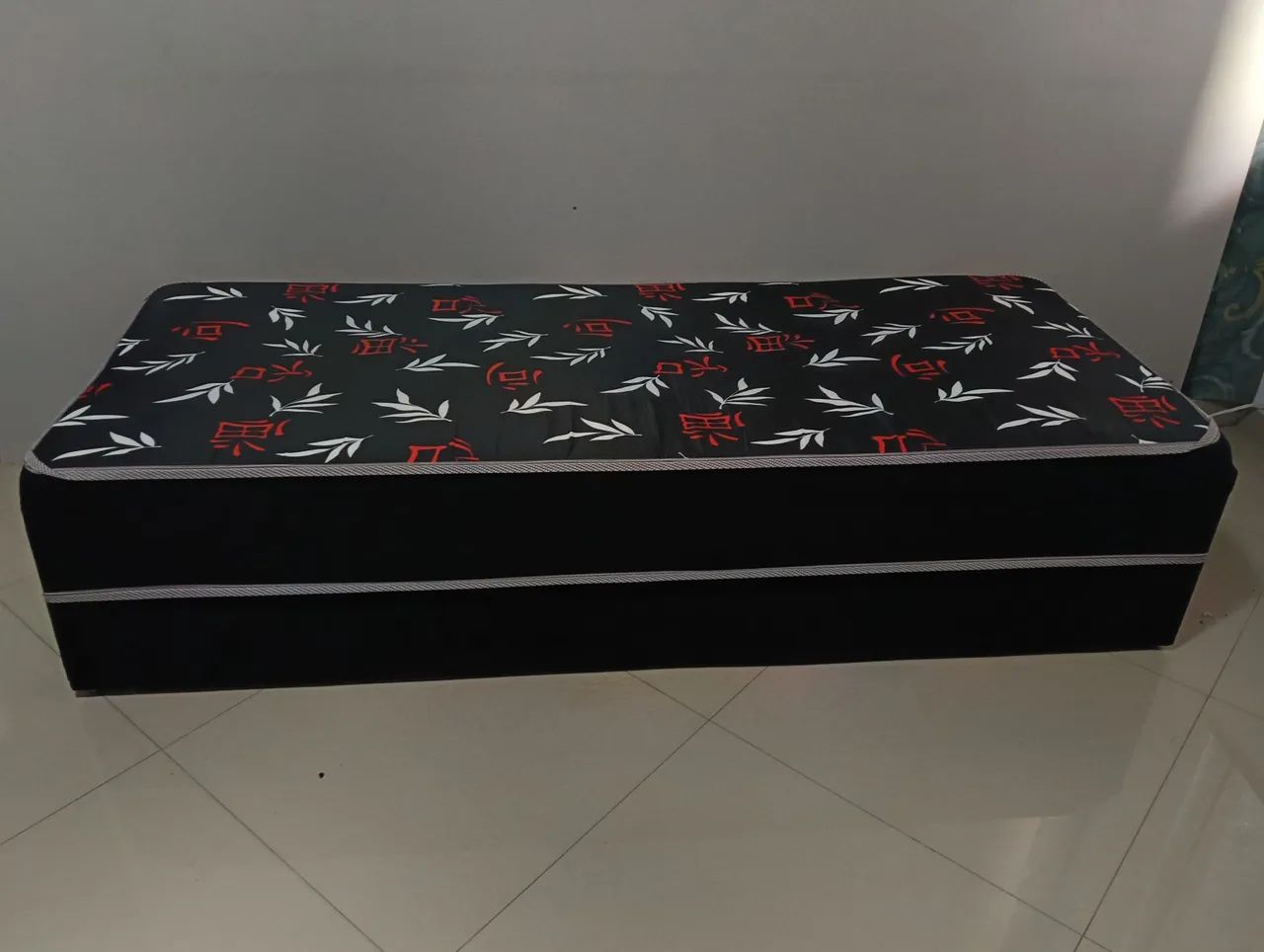Cama box usada 2 dias só. 