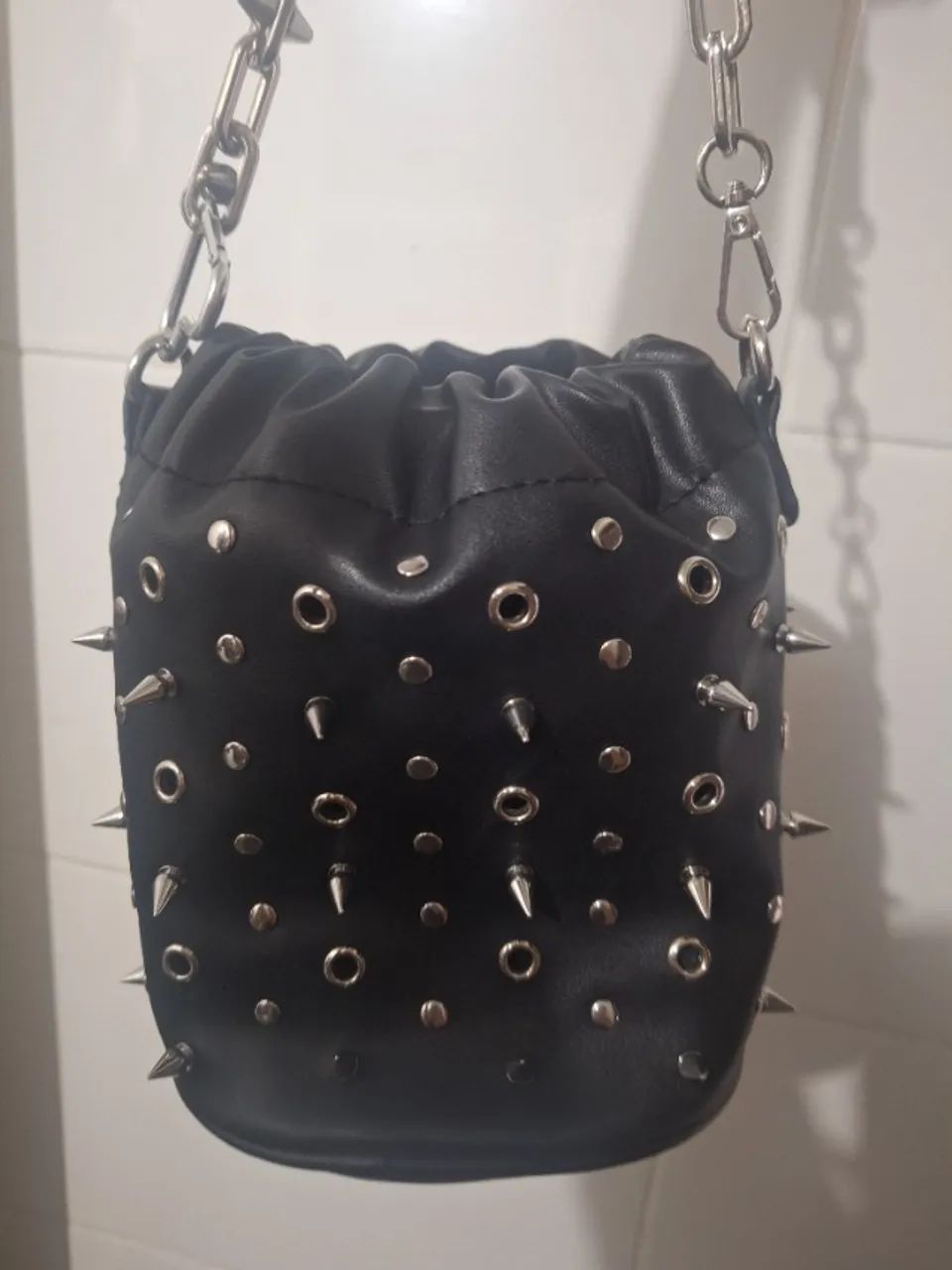 Bolsa feminina estilo bucket com spikes e correntes - Foto 2