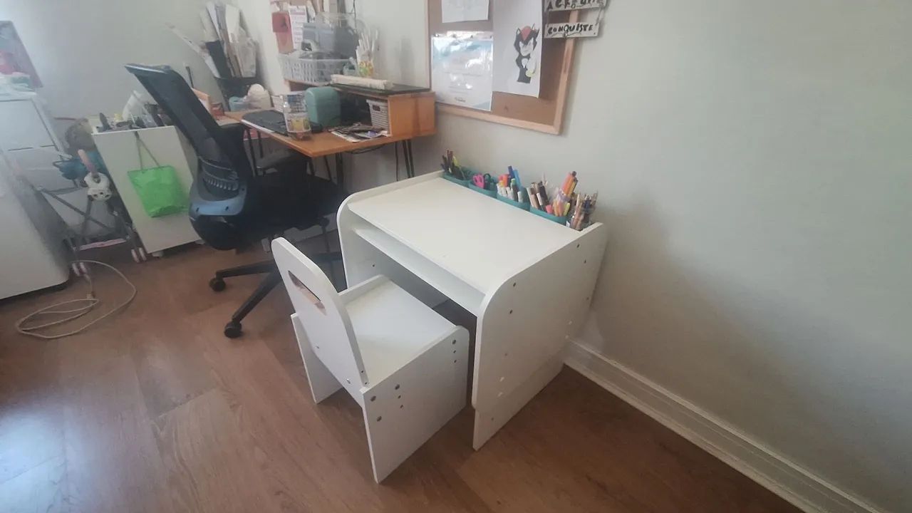 Height-adjustable children's table477336244511713282