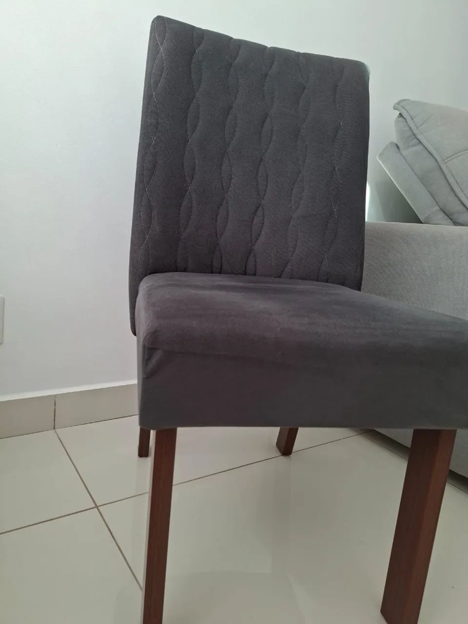 4 Cadeiras estofadas cinzas  com pés de madeira  - Foto 2