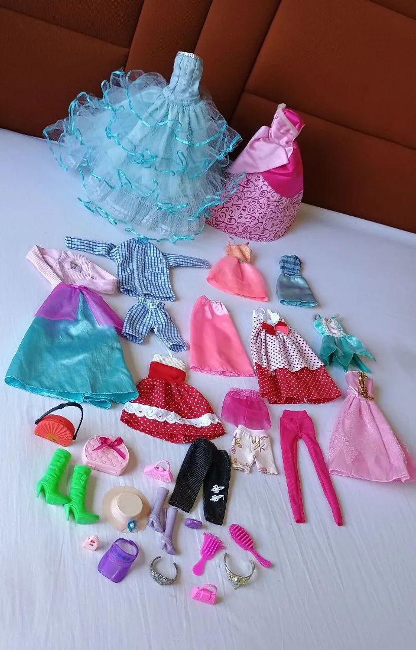 Roupas e acessórios para bonecas barbie