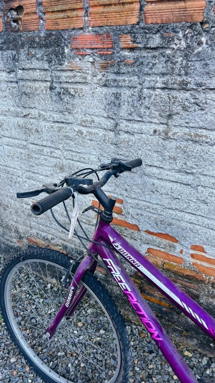 *VENDO BICICLETA ROXA DONNA FREEDOM - Foto 4