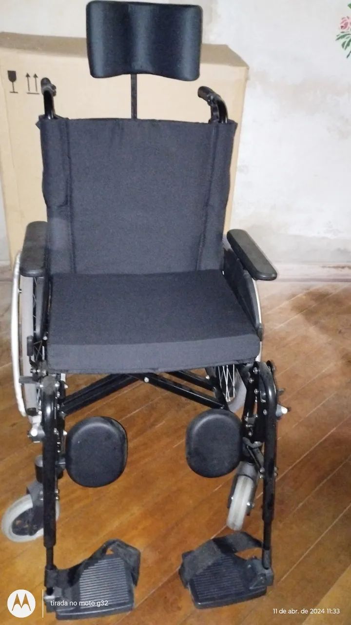 Cadeira de rodas reclinável e pés elevaveis. - Foto 2