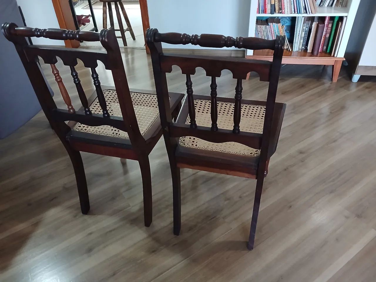 Duas cadeiras madeira maciça com tela. - Foto 2