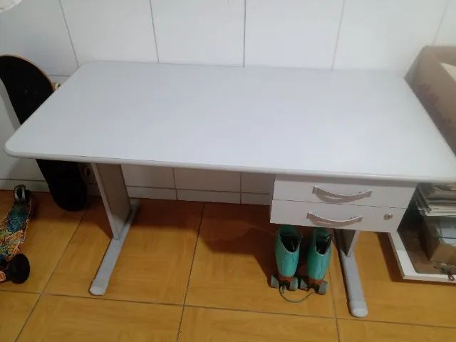 Mesa e cadeira de escritório 