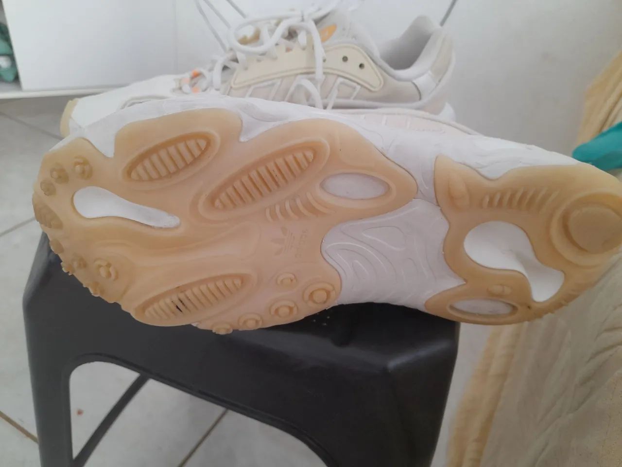 Tênis Adidas Oznova branco com sola grossa de plataforma. - Foto 4