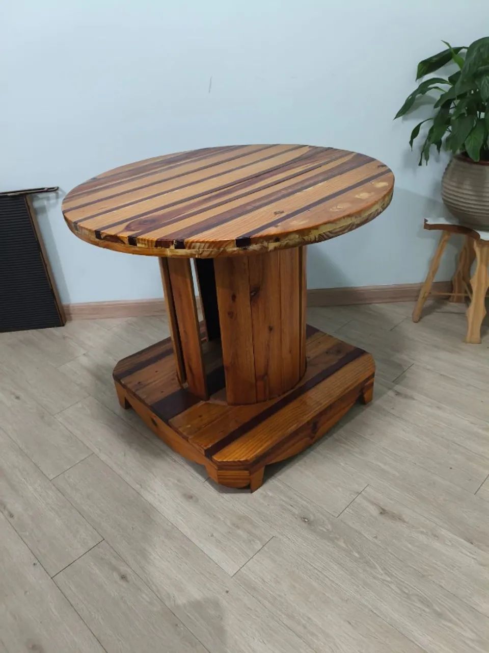 Mesa em Madeira com Acabamento Artesanal  - Foto 2