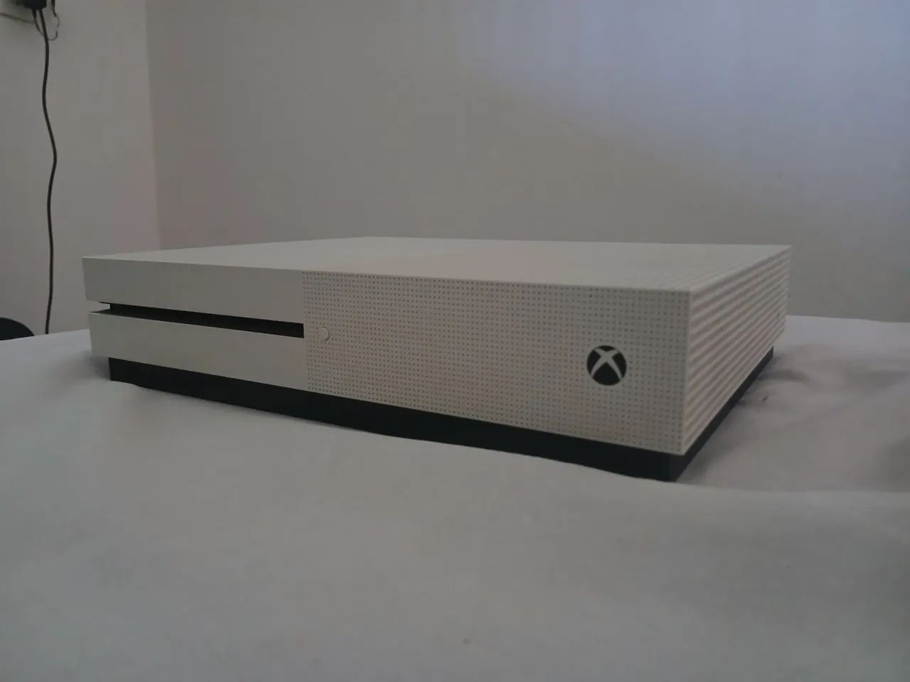 Xbox One S 1TB - Completo e em ótimo estado.