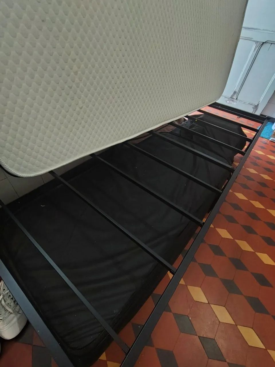 Cama de metal preto