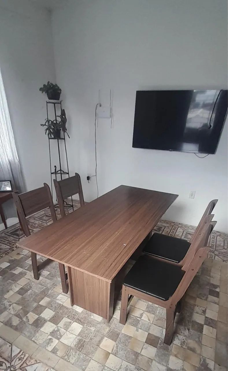 Mesa de 1,55x68 acompanha cadeiras 