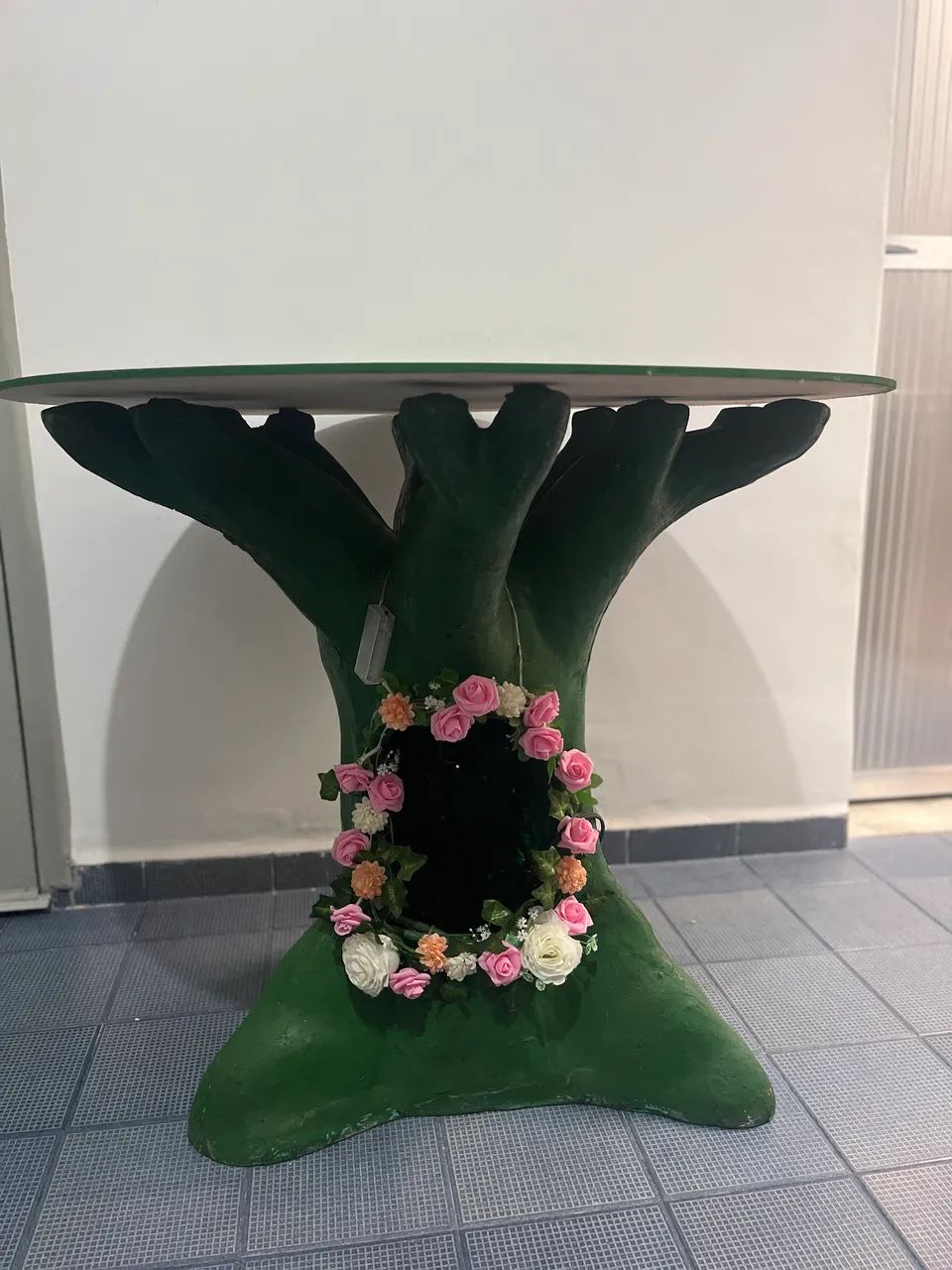 Mesa árvore com cascata iluminada .