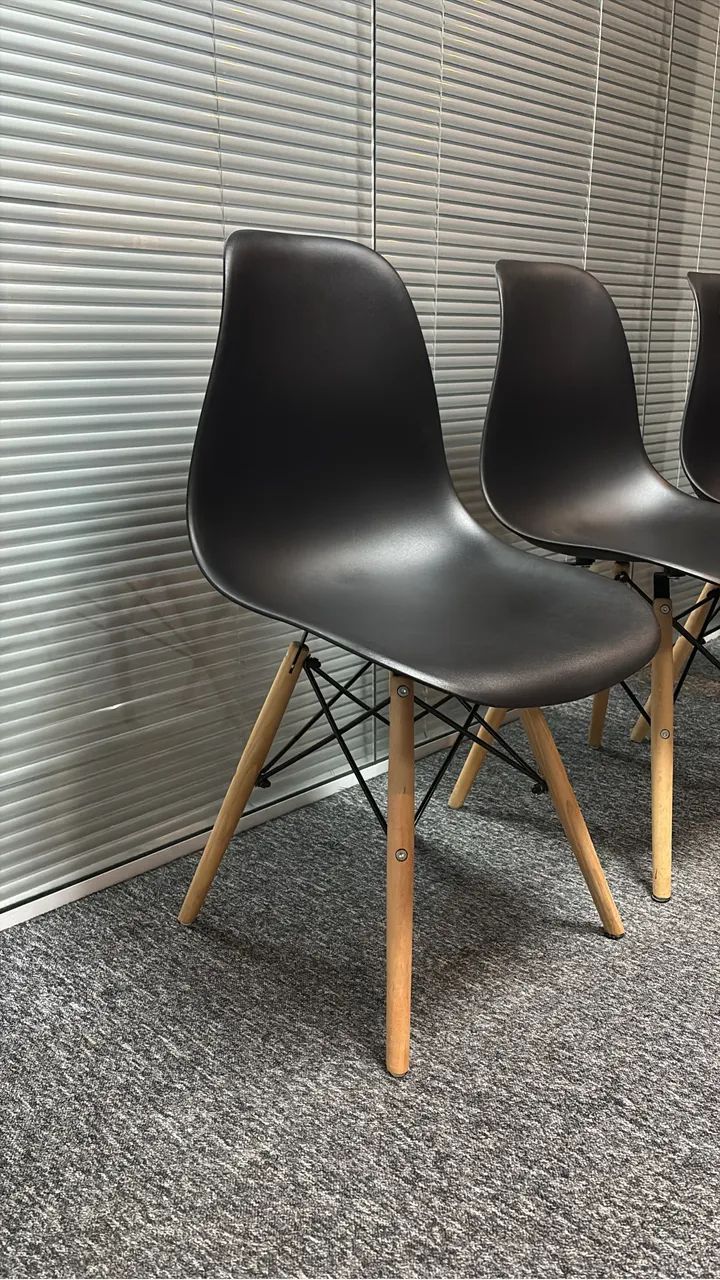 Cadeira estilo Eames preta - ótimo estado