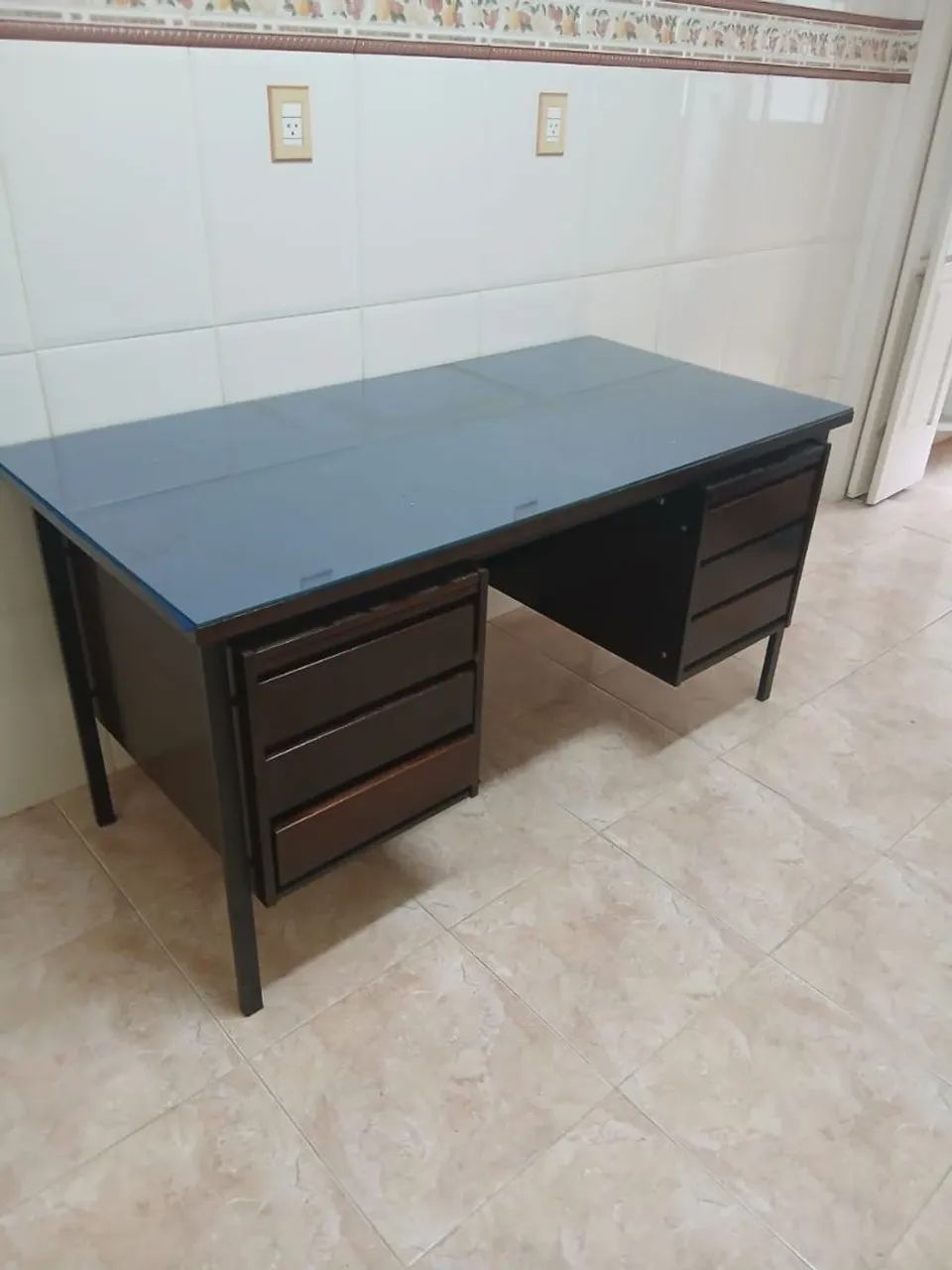 armário e mesa de escritorio 