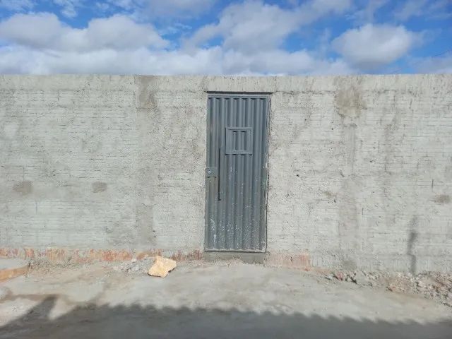 Terreno 207m², com kitnet, murada e portão novo.