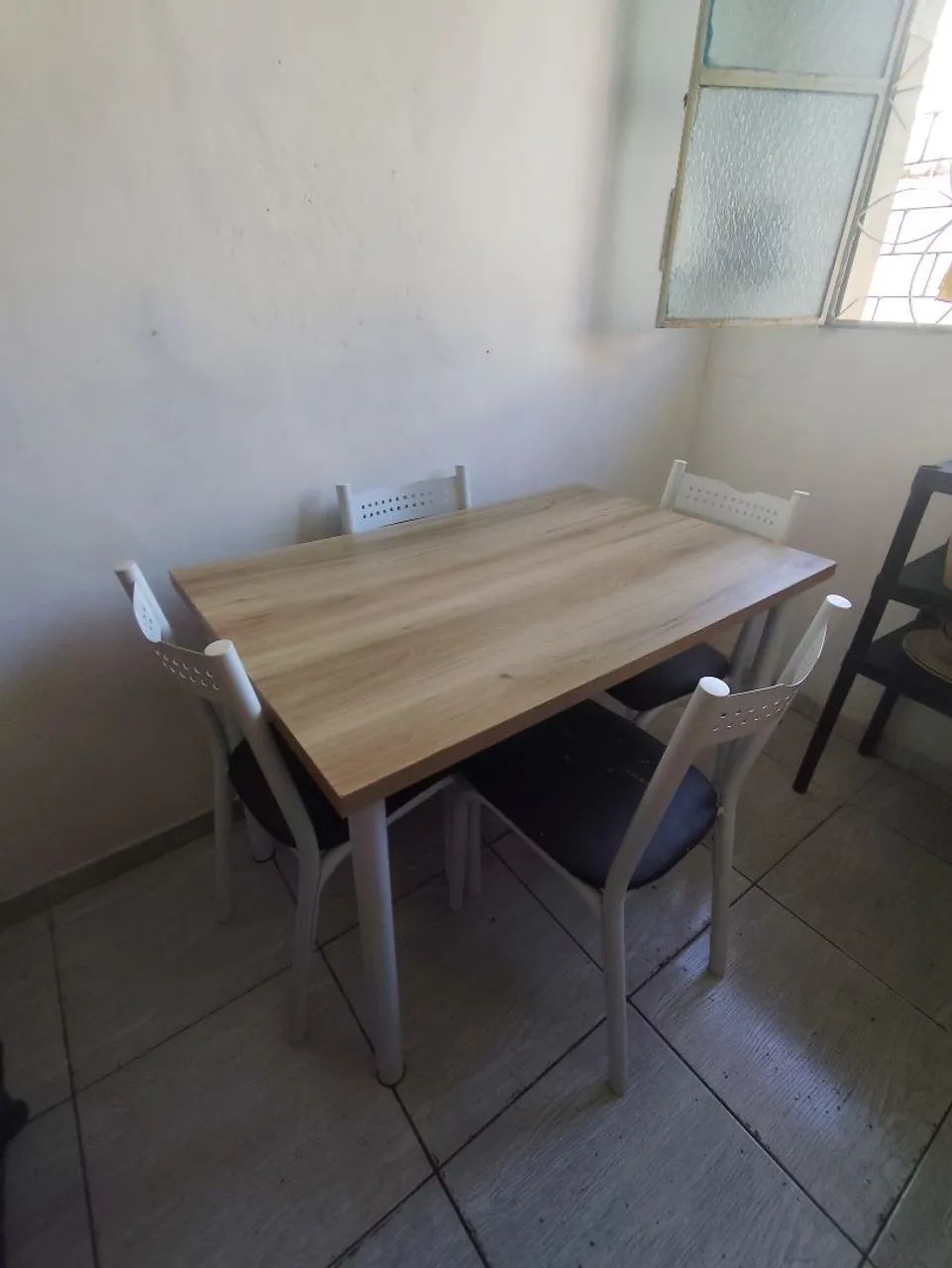 Conjunto mesa com quatro cadeiras