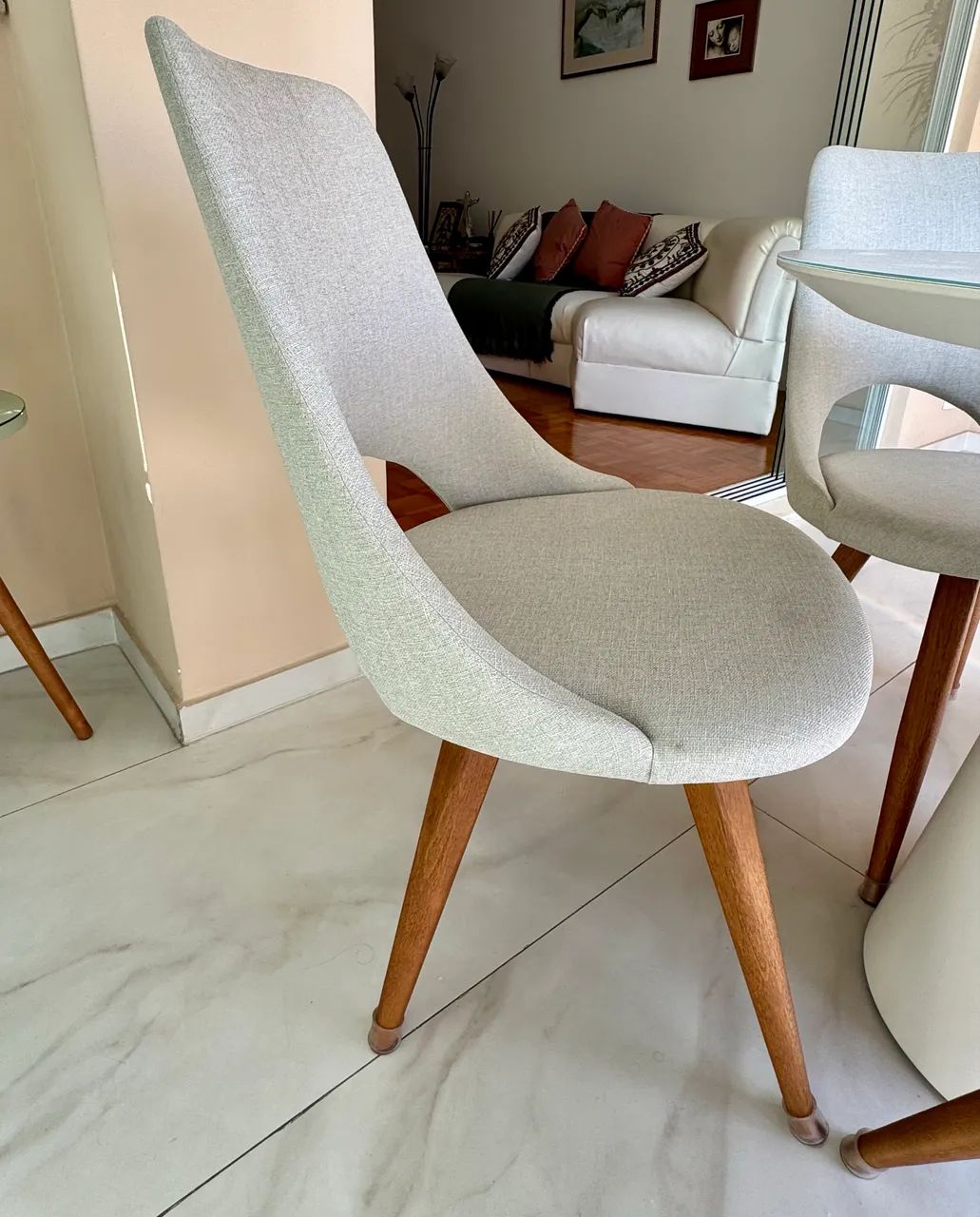 Mesa moderna com tampo branco e 4 cadeiras - Foto 4
