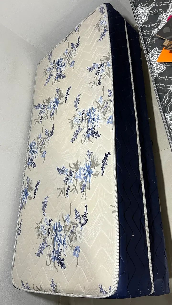 Vende-se cama de solteiro 
